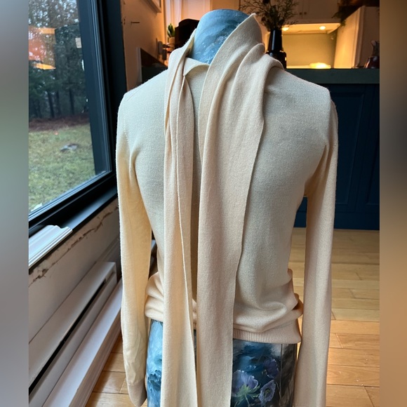 Champagne coloured Jonston of Elgins fine cashmere turtleneck, small. - Picture 8 of 10